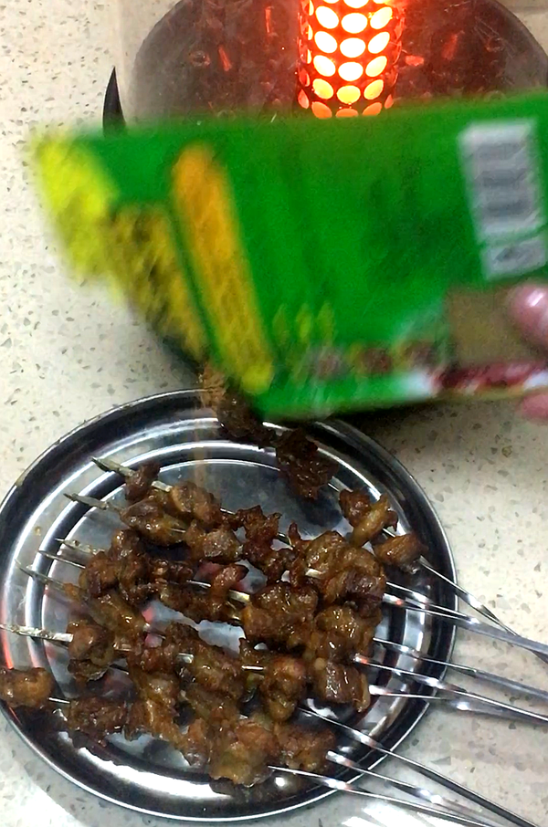 烤牛腩串的做法-咸鮮味烤菜譜-易網健康養生網 烤牛腩串的做法-咸鮮味烤菜譜