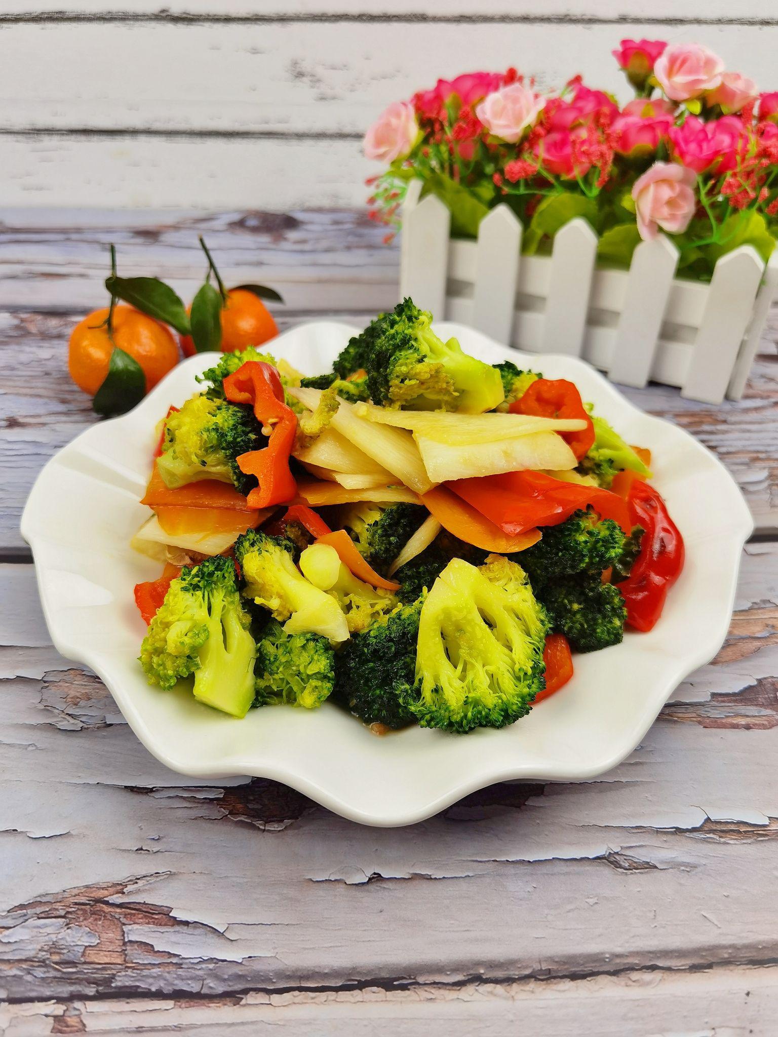 年夜飯素菜也出彩-素炒三色，生活多姿又多彩的做法-咸鮮味炒菜譜