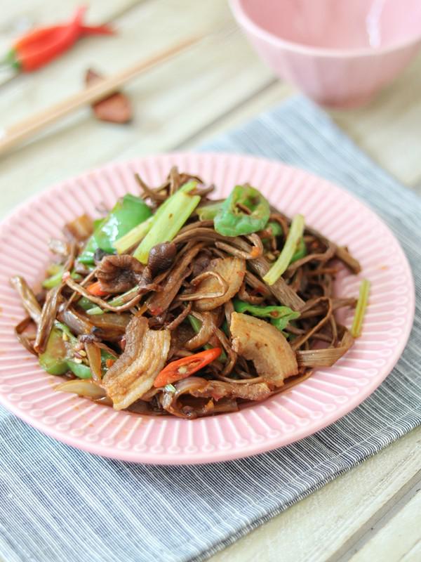 干鍋茶樹菇的做法-家常味炒菜譜