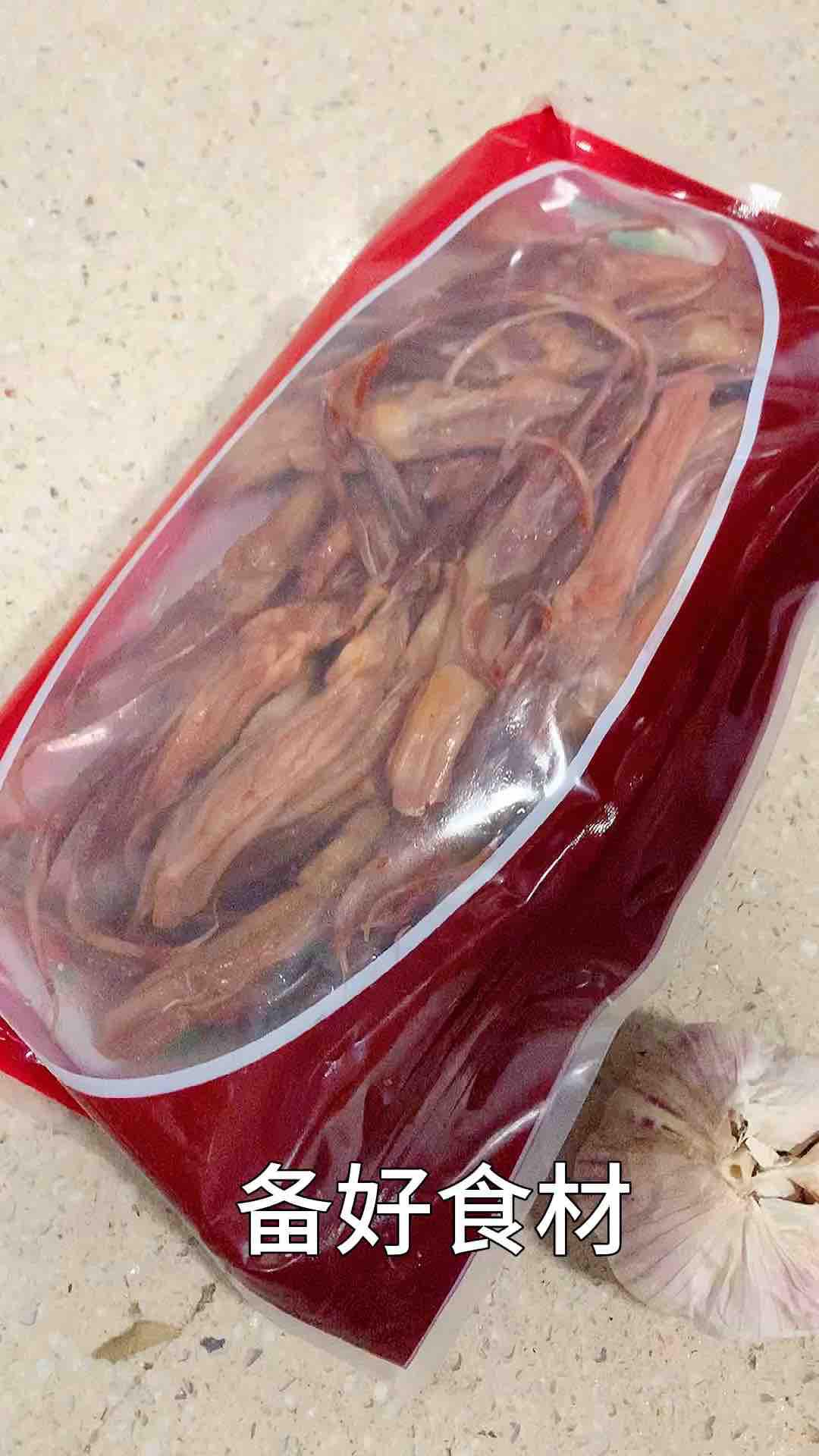 按孩子的要求，來個全新的鴨舌小吃的做法-家常味燒菜譜