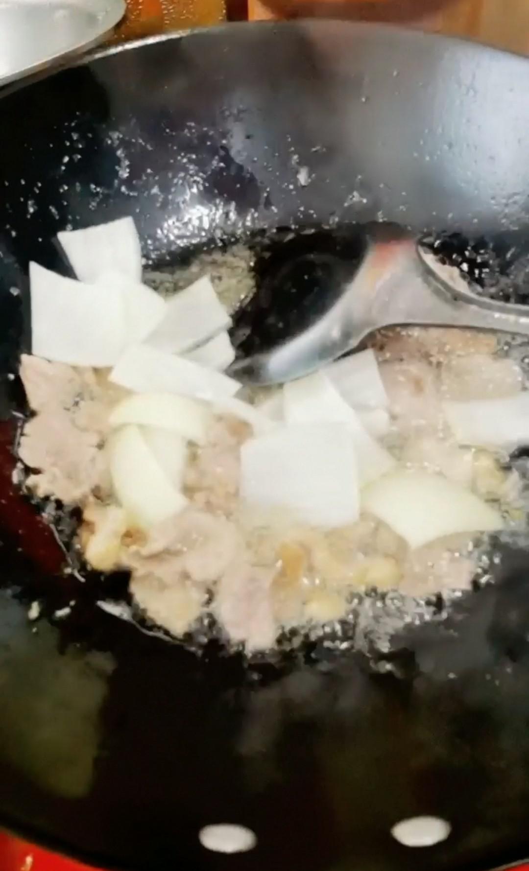 木耳炒肉的做法-咸鮮味炒菜譜