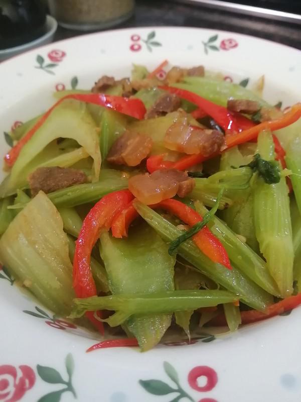 簡(jiǎn)簡(jiǎn)單單也不失美味~~臘肉炒西芹的做法-家常味炒菜譜
