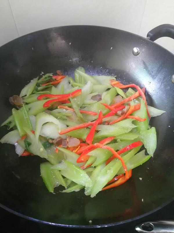 簡(jiǎn)簡(jiǎn)單單也不失美味~~臘肉炒西芹的做法-家常味炒菜譜