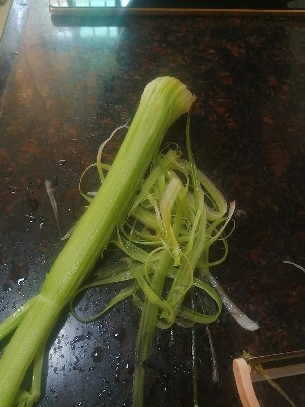 簡(jiǎn)簡(jiǎn)單單也不失美味~~臘肉炒西芹的做法-家常味炒菜譜