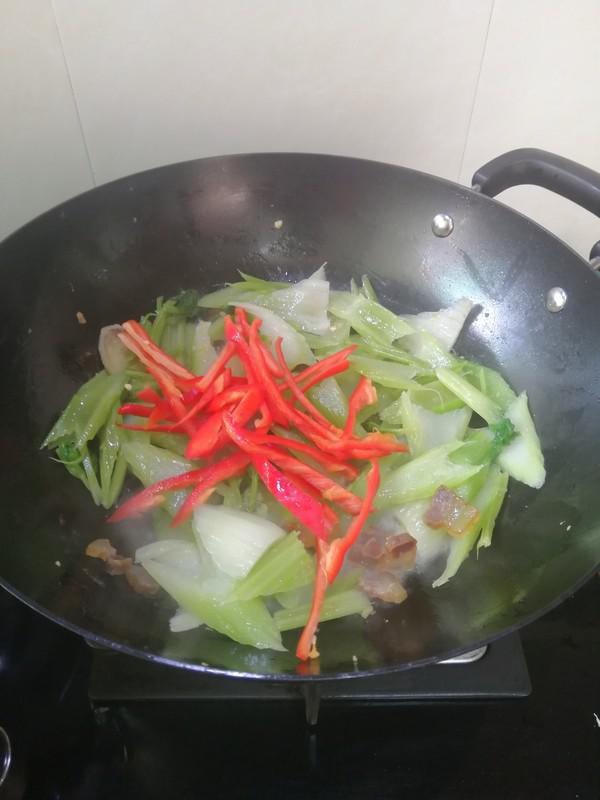 簡(jiǎn)簡(jiǎn)單單也不失美味~~臘肉炒西芹的做法-家常味炒菜譜