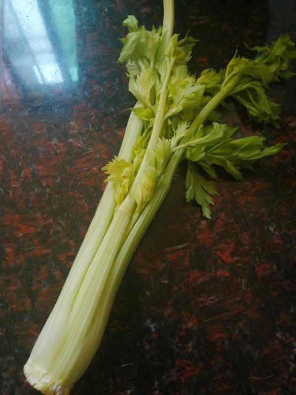 簡(jiǎn)簡(jiǎn)單單也不失美味~~臘肉炒西芹的做法-家常味炒菜譜