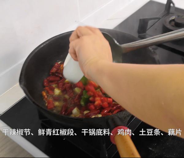 干鍋雞怎樣做才能又香又入味，這個方法收的做法-麻辣味炸菜譜