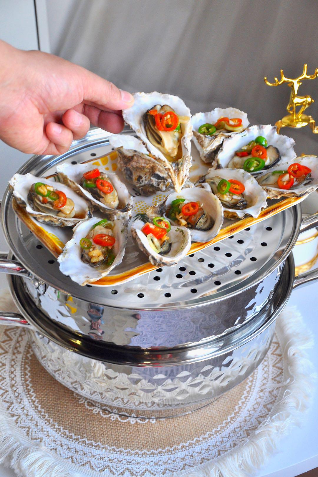 今日美食～白灼生蠔的做法-蒜香味蒸菜譜