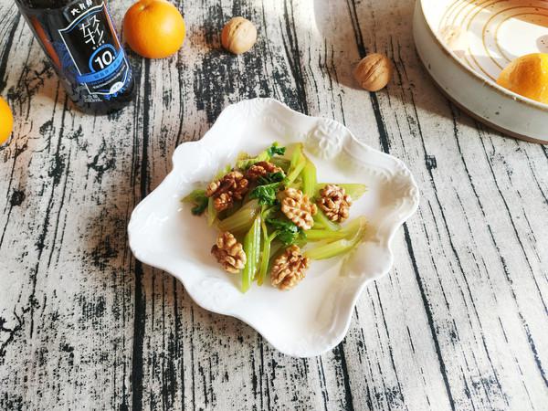 高纖又補腦的涼拌輕食——西芹拌桃仁的做法-酸甜味拌菜譜