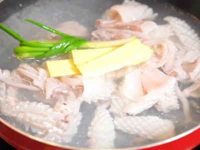 這道巨好吃的爆炒魷魚，脆爽鮮嫩的口感，的做法-家常味炒菜譜