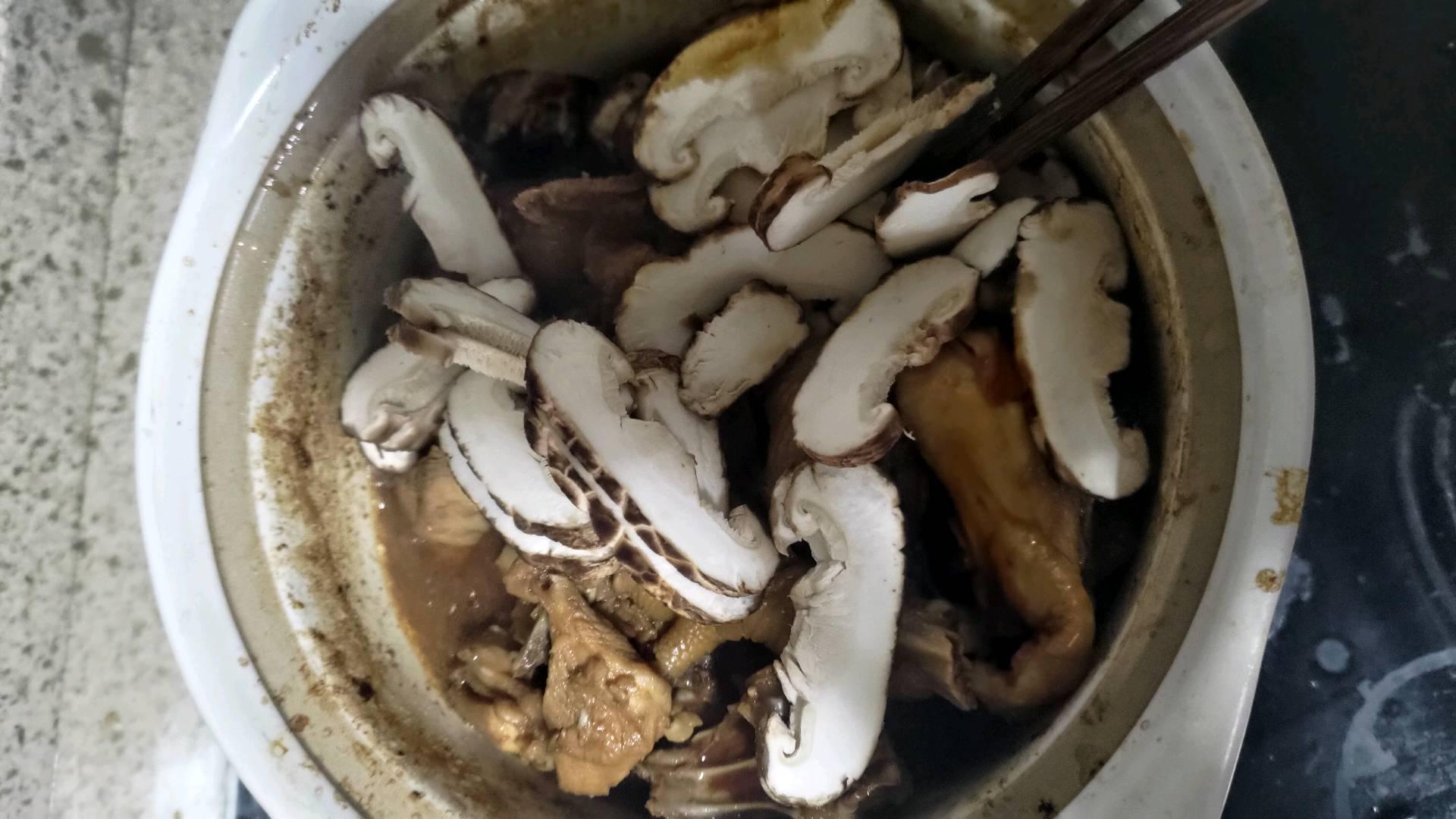 基礎(chǔ)粵菜 沙姜啫啫雞煲的做法-咸鮮味燜菜譜