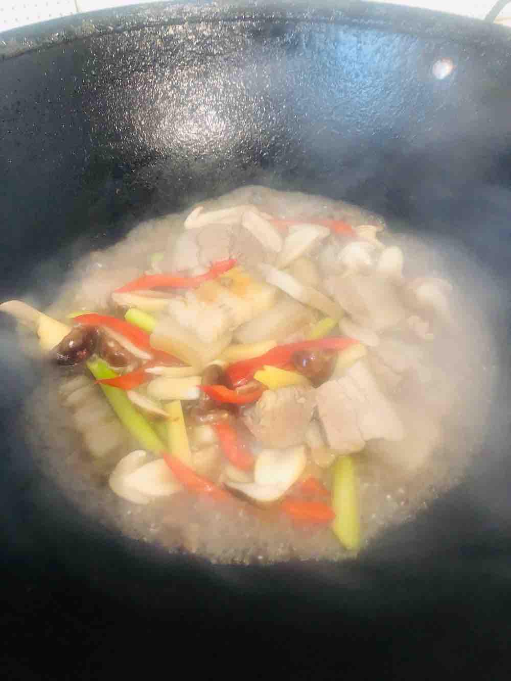 松茸炒肉片的做法-家常味炒菜譜