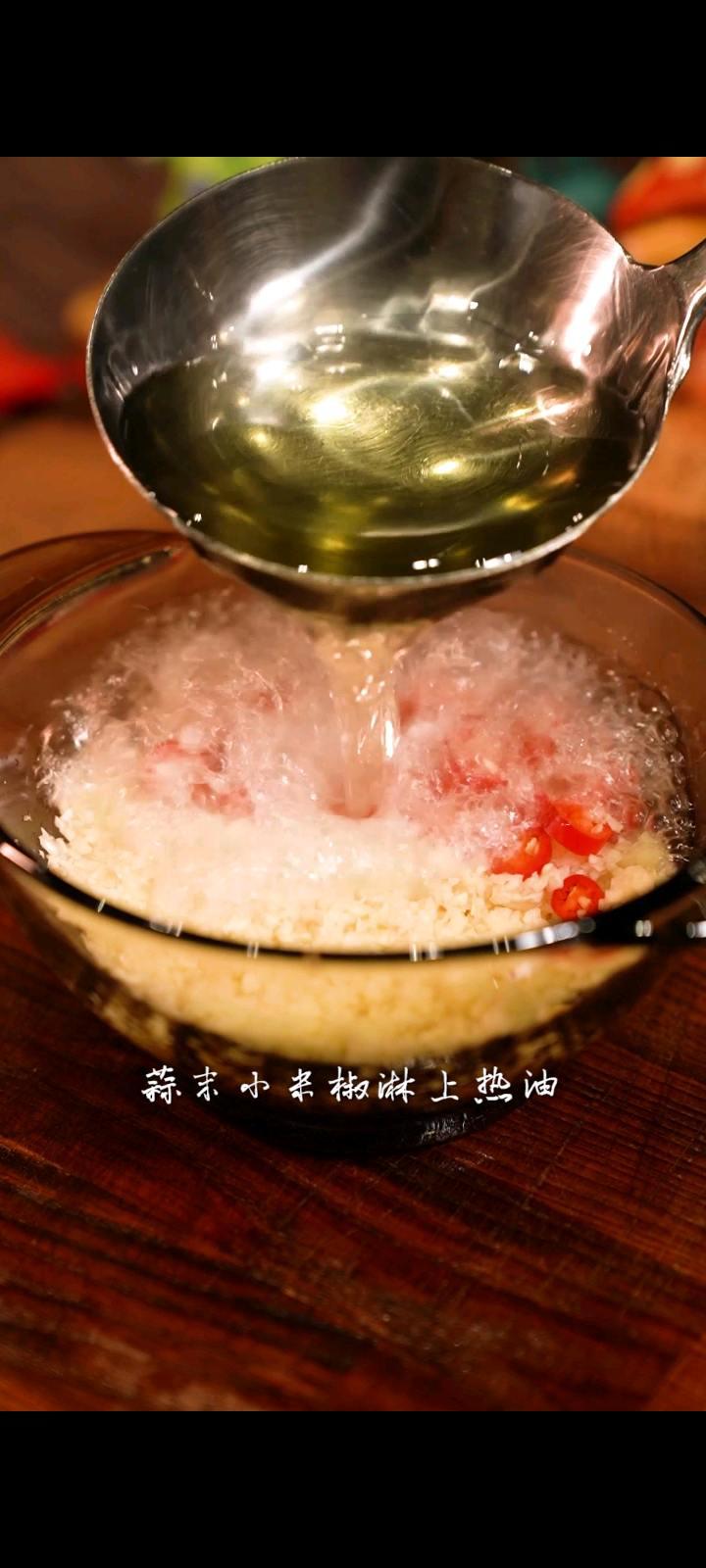 滑嫩多汁的蒜蓉生蠔煲，一口一個太滿足了的做法-咸鮮味蒸菜譜