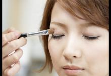 化妝讓女性更具魅力 眼影比口紅更有效
