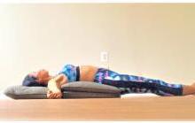 低頭族福音 兩個(gè)枕頭就能改善你的駝背!