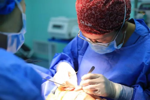 【隆鼻的“潛規則”】醫生是“看人收費的”？