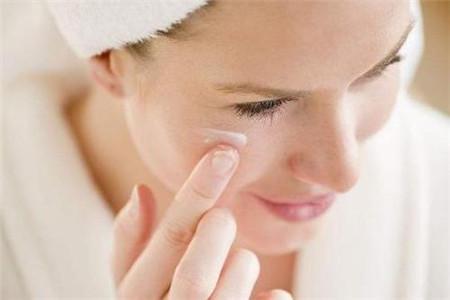 睡前給肌膚保濕護(hù)理的機(jī)會(huì)，夜間護(hù)膚步驟關(guān)鍵性強(qiáng)