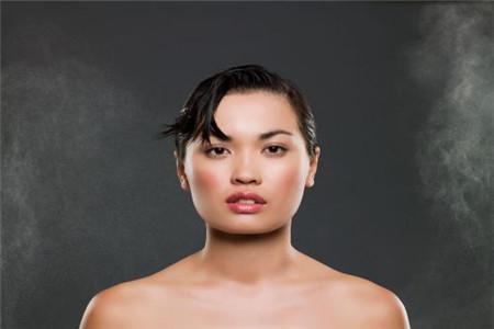 年過三十的女性應該如何做好臉部保養工作 化妝品的選擇是大關鍵