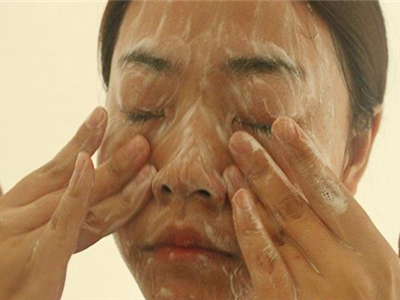 年過三十的女性應該如何做好臉部保養工作 化妝品的選擇是大關鍵