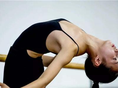 秋季護膚不能忘記頸部，脖頸皮膚護理抗皺紋