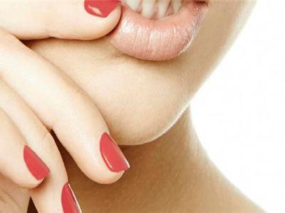 嘴唇干燥怎么辦，這兩種方法解決干皮嘴唇煩惱