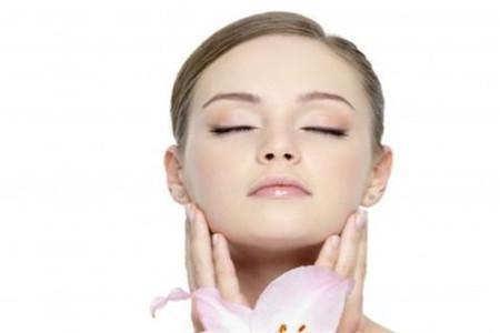 頸部線條皺紋多的原因，2個輕松消除頸紋的方法