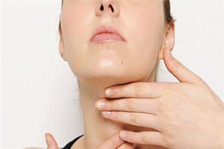 頸部線條皺紋多的原因，2個輕松消除頸紋的方法