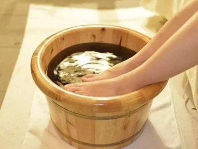 腳后跟干裂起硬皮的原因，女性護理腳部肌膚的正確方法