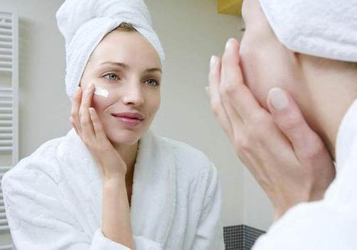 冷水洗臉毛孔會變小嗎 冷水洗臉要注意什么