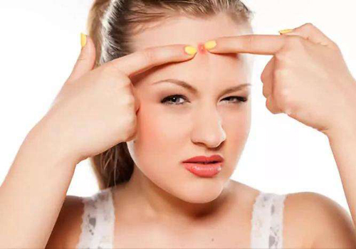 臉上長閉口怎么辦? 光做好清潔皮膚還不夠!-易網健康<a href=http://www.logojc.com/jkys/ target=_blank class=infotextkey>養生</a>網 臉上長閉口怎么辦? 光做好清潔皮膚還不夠!