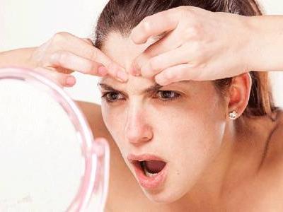 臉上長痘痘的八個調理，女性臉上長痘吃這一物