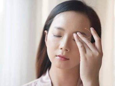 眼霜的正確使用方法，女生眼部肌膚煥發年輕的秘訣