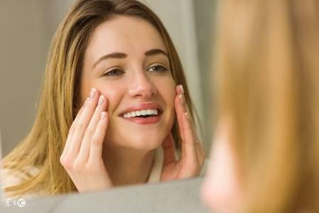 嘴巴周圍長痘的原因，困擾女生的痘痘問題四招解決