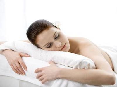 女生胸前長痘痘的三個原因，快速祛痘的小方法