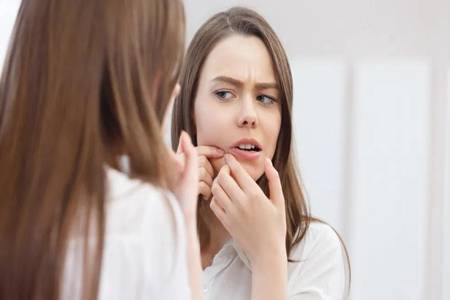 下巴長痘痘是什么原因？要想祛痘飲食和護(hù)膚都重要