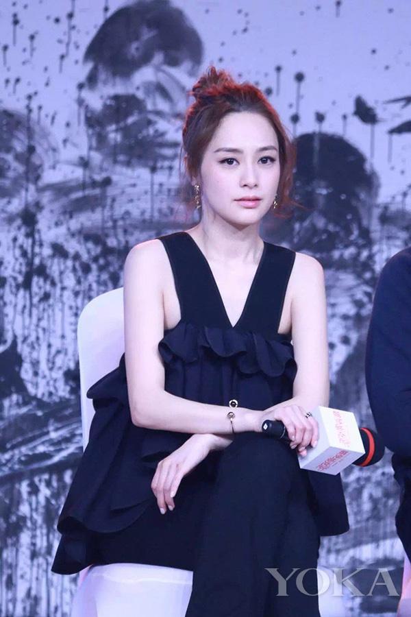 看起來(lái)毫不費(fèi)力的少女感， 離不開(kāi)“黑精靈”的雕琢