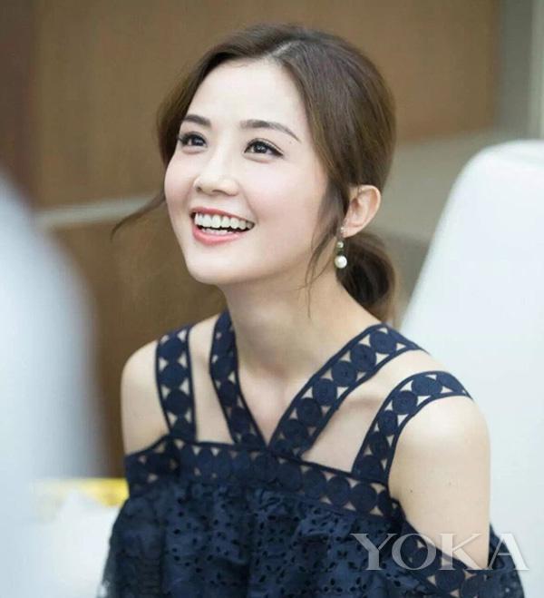 看起來(lái)毫不費(fèi)力的少女感， 離不開(kāi)“黑精靈”的雕琢