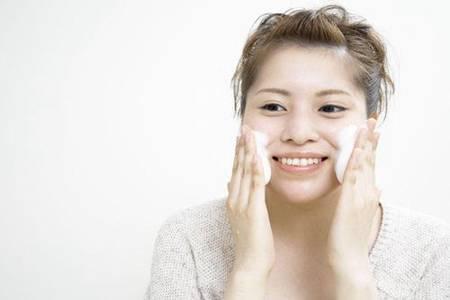 臉上長(zhǎng)痘痘的七個(gè)原因，夏天臉上出油長(zhǎng)痘元兇找到了