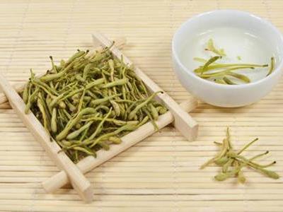 金銀花的美容功效與作用，金銀花泡水祛痘還你好皮膚