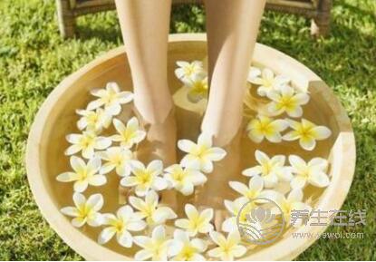  秋季手腳冰涼是什么原因？手腳冰涼吃什么好？