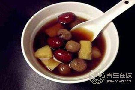 秋季手腳冰涼適合吃什么好呢?秋季手腳冰涼的原因有哪些?