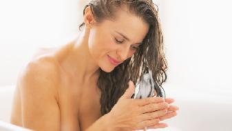 冬天幾天洗一次頭好?看你發(fā)質(zhì)-易網(wǎng)健康<a href=http://www.logojc.com/jkys/ target=_blank class=infotextkey>養(yǎng)生</a>網(wǎng) 冬天幾天洗一次頭好?看你發(fā)質(zhì)