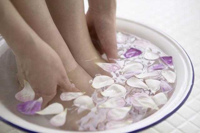 冬天用熱水泡腳有哪些好處呢？這個(gè)值得了解