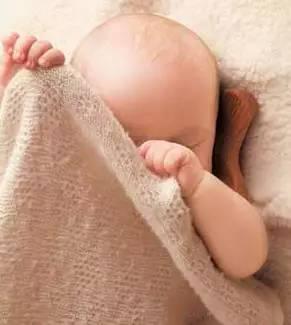 警惕！這樣給寶寶拍照會影響視力！