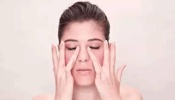 眼睛浮腫黑眼圈，4類眼部問題按摩法搞定！