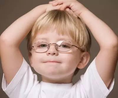 孩子近視的前期表現，家長您知道嗎？