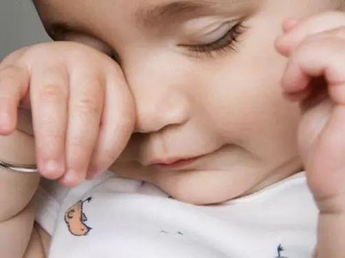 寶寶眼屎多是怎么回事？怎么清理？