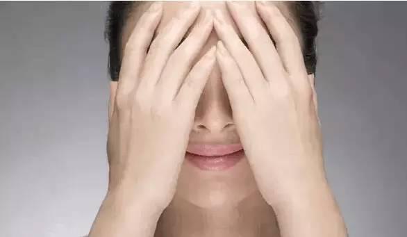 眼睛浮腫黑眼圈，4類眼部問題按摩法搞定！