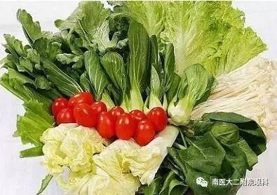 注意！近視眼患者要少喝碳酸飲料！