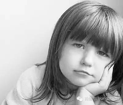 為什么孩子歪著頭看東西？